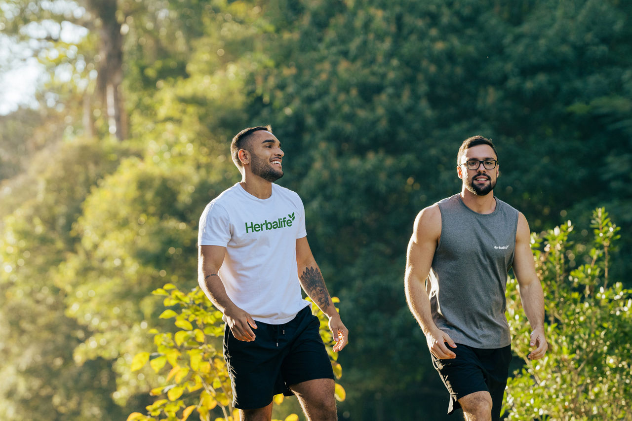 hombres caminando en el parque