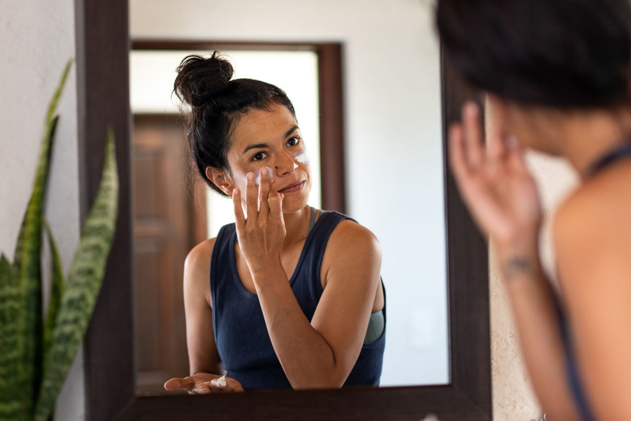 Mujer espejo reflejando