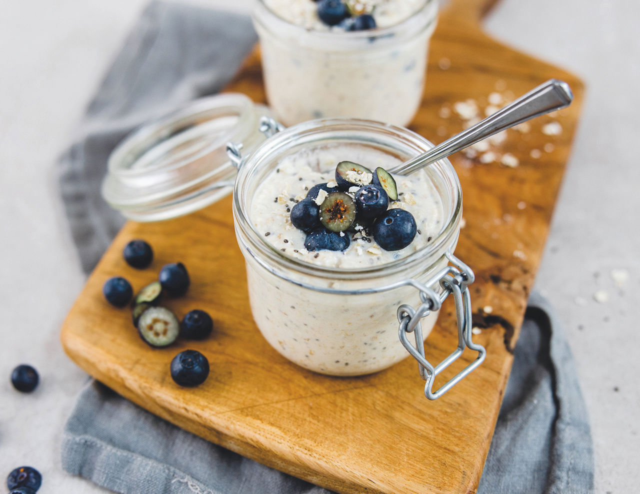 Chia-Blaubeere-Overnight Oats in Gläsern mit frischen Heidelbeeren