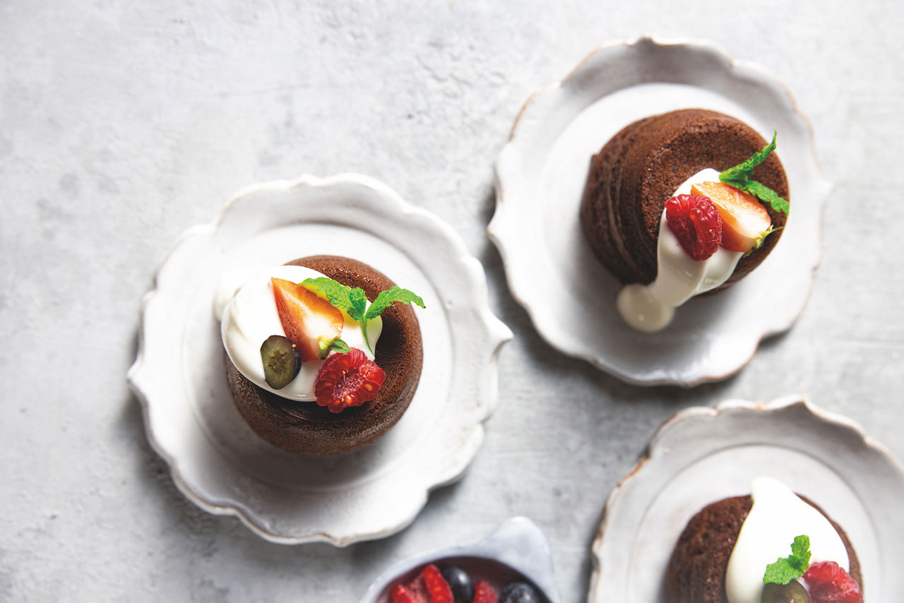 Fondants au chocolat sur assiettes