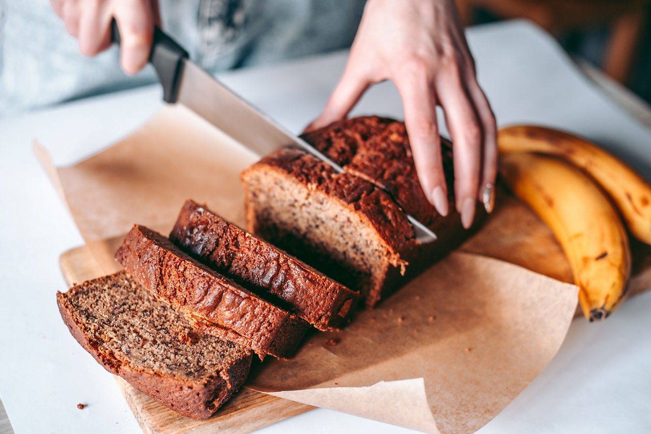 Skiver hjemmelaget bananbrød på en tallerken